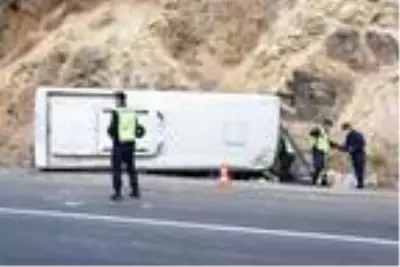 Tünel işçilerini taşıyan midibüs devrildi: 5'i ağır, 15 yaralı Tünel işçilerini taşıyan midibüs devrildi: 5'i ağır, 15 yaralı