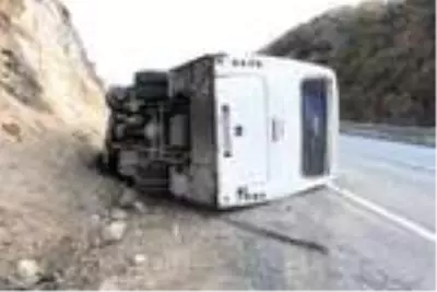 Tünel işçilerini taşıyan midibüs devrildi: 5'i ağır, 15 yaralı Tünel işçilerini taşıyan midibüs devrildi: 5'i ağır, 15 yaralı