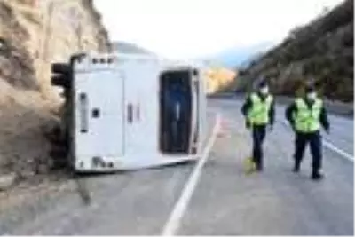 Tünel işçilerini taşıyan midibüs devrildi: 5'i ağır, 15 yaralı Tünel işçilerini taşıyan midibüs devrildi: 5'i ağır, 15 yaralı