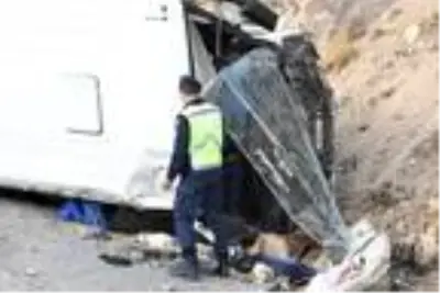 Tünel işçilerini taşıyan midibüs devrildi: 5'i ağır, 15 yaralı Tünel işçilerini taşıyan midibüs devrildi: 5'i ağır, 15 yaralı