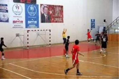- Ümraniye Belediyesi Hentbol Takımı ikinci lige yükseldi - Ümraniye Belediyesi Hentbol Takımı ikinci lige yükseldi