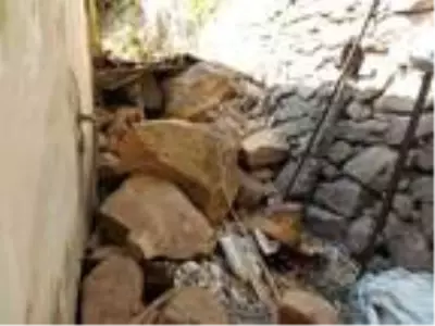 Yamaçtan kopan kaya parçaları çatıyı delip eve girdi Yamaçtan kopan kaya parçaları çatıyı delip eve girdi