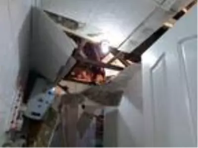 Yamaçtan kopan kaya parçaları çatıyı delip eve girdi Yamaçtan kopan kaya parçaları çatıyı delip eve girdi