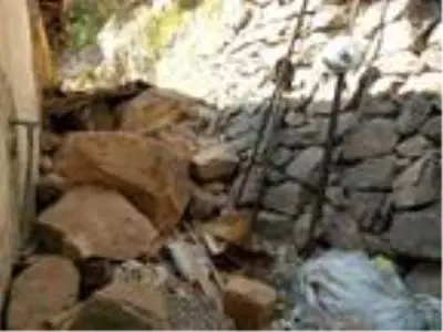 Yamaçtan kopan kaya parçaları çatıyı delip eve girdi Yamaçtan kopan kaya parçaları çatıyı delip eve girdi