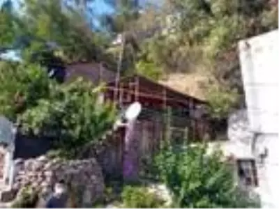 Yamaçtan kopan kaya parçaları çatıyı delip eve girdi Yamaçtan kopan kaya parçaları çatıyı delip eve girdi