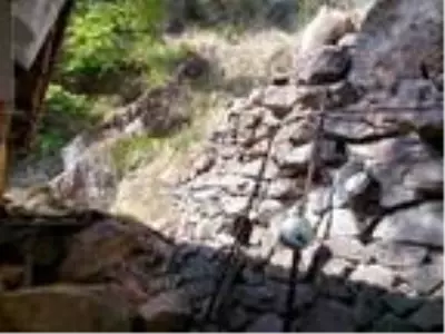 Yamaçtan kopan kaya parçaları çatıyı delip eve girdi Yamaçtan kopan kaya parçaları çatıyı delip eve girdi