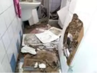 Yamaçtan kopan kaya parçaları çatıyı delip eve girdi Yamaçtan kopan kaya parçaları çatıyı delip eve girdi