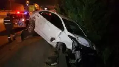 Yoldan çıkan otomobil elektrik direğine çarptı: 1 yaralı Yoldan çıkan otomobil elektrik direğine çarptı: 1 yaralı