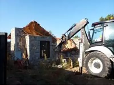 Zeytinliklere yapılan kaçak villalar yıkıldı Zeytinliklere yapılan kaçak villalar yıkıldı