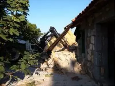 Zeytinliklere yapılan kaçak villalar yıkıldı Zeytinliklere yapılan kaçak villalar yıkıldı