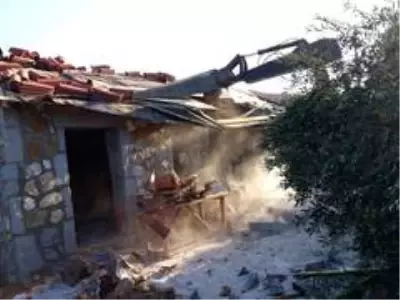 Zeytinliklere yapılan kaçak villalar yıkıldı Zeytinliklere yapılan kaçak villalar yıkıldı