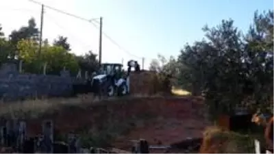 Zeytinliklere yapılan kaçak villalar yıkıldı Zeytinliklere yapılan kaçak villalar yıkıldı
