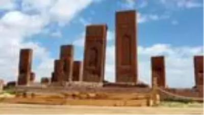 Ahlat'taki Selçuklu Meydan Mezarlığı ziyaretçilerini tarihe yolculuğa çıkarıyor Ahlat'taki Selçuklu Meydan Mezarlığı ziyaretçilerini tarihe yolculuğa çıkarıyor