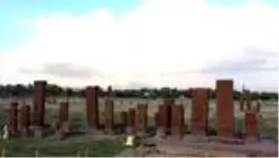 Ahlat'taki Selçuklu Meydan Mezarlığı ziyaretçilerini tarihe yolculuğa çıkarıyor Ahlat'taki Selçuklu Meydan Mezarlığı ziyaretçilerini tarihe yolculuğa çıkarıyor