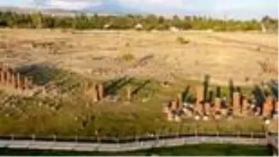 Ahlat'taki Selçuklu Meydan Mezarlığı ziyaretçilerini tarihe yolculuğa çıkarıyor Ahlat'taki Selçuklu Meydan Mezarlığı ziyaretçilerini tarihe yolculuğa çıkarıyor