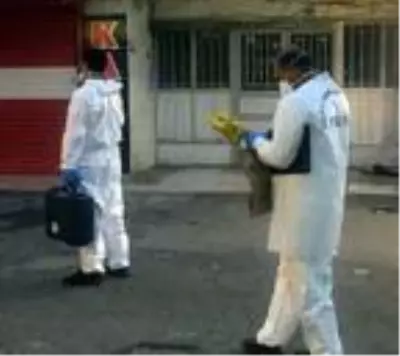 Balkondan yarı çıplak halde otomobilin üzerine düşen genç yaralandı Balkondan yarı çıplak halde otomobilin üzerine düşen genç yaralandı