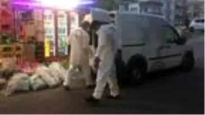 Balkondan yarı çıplak halde otomobilin üzerine düşen genç yaralandı Balkondan yarı çıplak halde otomobilin üzerine düşen genç yaralandı