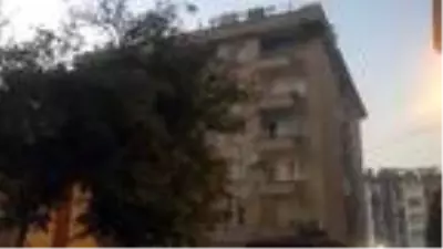 Balkondan yarı çıplak halde otomobilin üzerine düşen genç yaralandı Balkondan yarı çıplak halde otomobilin üzerine düşen genç yaralandı