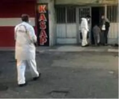 Balkondan yarı çıplak halde otomobilin üzerine düşen genç yaralandı Balkondan yarı çıplak halde otomobilin üzerine düşen genç yaralandı