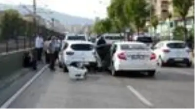 Bursa'da 8 aracın karıştığı zincirleme kaza Bursa'da 8 aracın karıştığı zincirleme kaza
