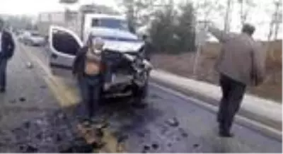 Bursa'da iki araç kafa kafaya çarpıştı: 1 ölü, 3 yaralı Bursa'da iki araç kafa kafaya çarpıştı: 1 ölü, 3 yaralı