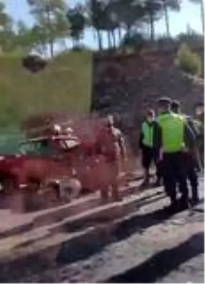Bursa'da iki araç kafa kafaya çarpıştı: 1 ölü, 3 yaralı Bursa'da iki araç kafa kafaya çarpıştı: 1 ölü, 3 yaralı
