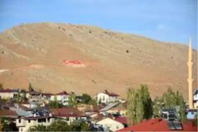 Çal Dağları'na dev Türk Bayrağı Çal Dağları'na dev Türk Bayrağı