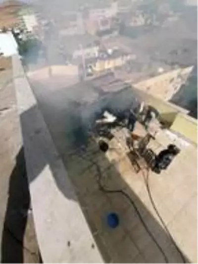 Çatı katında mangal yaparken yangın çıktı Çatı katında mangal yaparken yangın çıktı