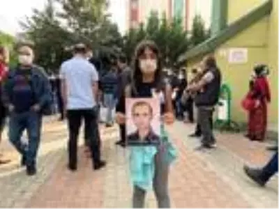 Müşteri tarafından darp edilerek hayatını kaybeden kargocu son yolculuğuna uğurlandı Müşteri tarafından darp edilerek hayatını kaybeden kargocu son yolculuğuna uğurlandı