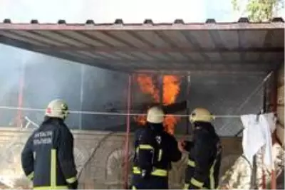 Son dakika: Depo alev topuna döndü, bina sakinleri gözyaşlarına boğuldu Son dakika: Depo alev topuna döndü, bina sakinleri gözyaşlarına boğuldu