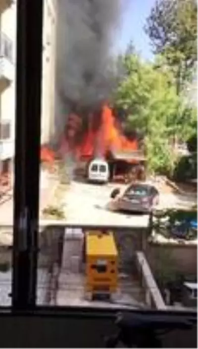 Son dakika: Depo alev topuna döndü, bina sakinleri gözyaşlarına boğuldu Son dakika: Depo alev topuna döndü, bina sakinleri gözyaşlarına boğuldu