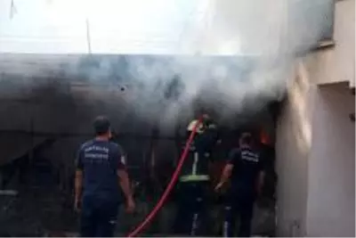 Son dakika: Depo alev topuna döndü, bina sakinleri gözyaşlarına boğuldu Son dakika: Depo alev topuna döndü, bina sakinleri gözyaşlarına boğuldu