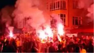 Derbi maçı sonrası Fenerbahçe taraftarının coşkusu stat çevresine taştı Derbi maçı sonrası Fenerbahçe taraftarının coşkusu stat çevresine taştı
