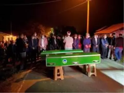 Dumandan etkilenerek hayatını kaybeden iki kardeş son yolculuklarına uğurlandı Dumandan etkilenerek hayatını kaybeden iki kardeş son yolculuklarına uğurlandı