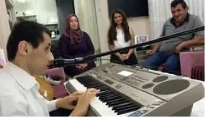 Engelli genç müzik tutkusuyla hayata bağlandı Engelli genç müzik tutkusuyla hayata bağlandı