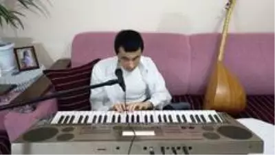 Engelli genç müzik tutkusuyla hayata bağlandı Engelli genç müzik tutkusuyla hayata bağlandı