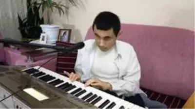 Engelli genç müzik tutkusuyla hayata bağlandı Engelli genç müzik tutkusuyla hayata bağlandı
