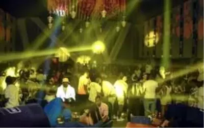 Tüm yasakları bir bir deldiler! Koronaya davet çıkaran gece kulübünde skandal görüntüler Tüm yasakları bir bir deldiler! Koronaya davet çıkaran gece kulübünde skandal görüntüler