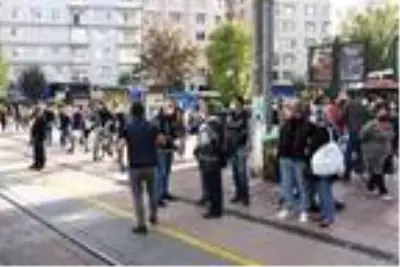 İzinsiz basın açıklaması yapmak isteyen gruba polis engeli İzinsiz basın açıklaması yapmak isteyen gruba polis engeli