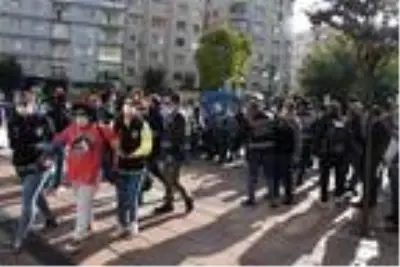 İzinsiz basın açıklaması yapmak isteyen gruba polis engeli İzinsiz basın açıklaması yapmak isteyen gruba polis engeli