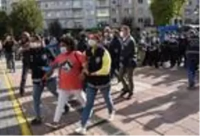 İzinsiz basın açıklaması yapmak isteyen gruba polis engeli İzinsiz basın açıklaması yapmak isteyen gruba polis engeli
