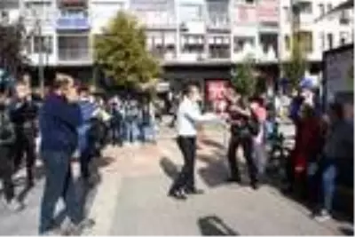 İzinsiz basın açıklaması yapmak isteyen gruba polis engeli İzinsiz basın açıklaması yapmak isteyen gruba polis engeli
