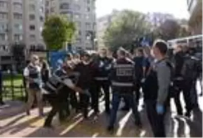 İzinsiz basın açıklaması yapmak isteyen gruba polis engeli İzinsiz basın açıklaması yapmak isteyen gruba polis engeli