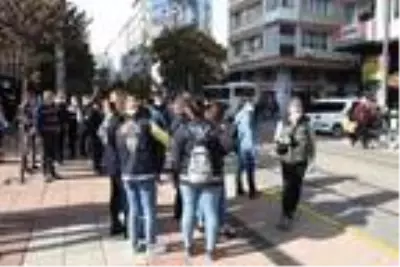 İzinsiz basın açıklaması yapmak isteyen gruba polis engeli İzinsiz basın açıklaması yapmak isteyen gruba polis engeli