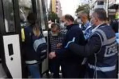 İzinsiz basın açıklaması yapmak isteyen gruba polis engeli İzinsiz basın açıklaması yapmak isteyen gruba polis engeli