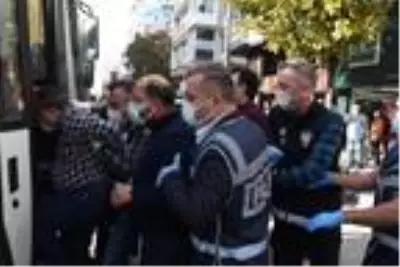 İzinsiz basın açıklaması yapmak isteyen gruba polis engeli İzinsiz basın açıklaması yapmak isteyen gruba polis engeli