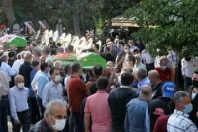 Son dakika haberleri... Feci kazada hayatını kaybeden anne ve kızı son yolculuğuna uğurlandı Son dakika haberleri... Feci kazada hayatını kaybeden anne ve kızı son yolculuğuna uğurlandı