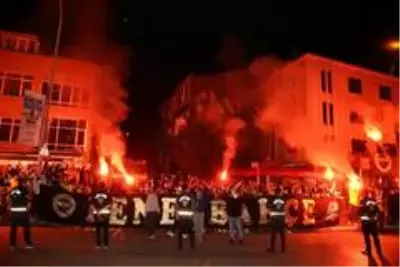 Fenerbahçeli futbolcular galibiyeti taraftarıyla kutladı Fenerbahçeli futbolcular galibiyeti taraftarıyla kutladı