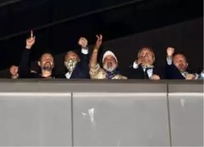Fenerbahçeli futbolcular galibiyeti taraftarıyla kutladı Fenerbahçeli futbolcular galibiyeti taraftarıyla kutladı