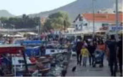 Foça'da vatandaşlar sıcak havanın tadını doyasıya çıkardı Foça'da vatandaşlar sıcak havanın tadını doyasıya çıkardı